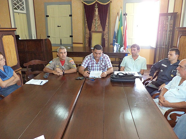 imagem_28032014064352 vereadores na mesa